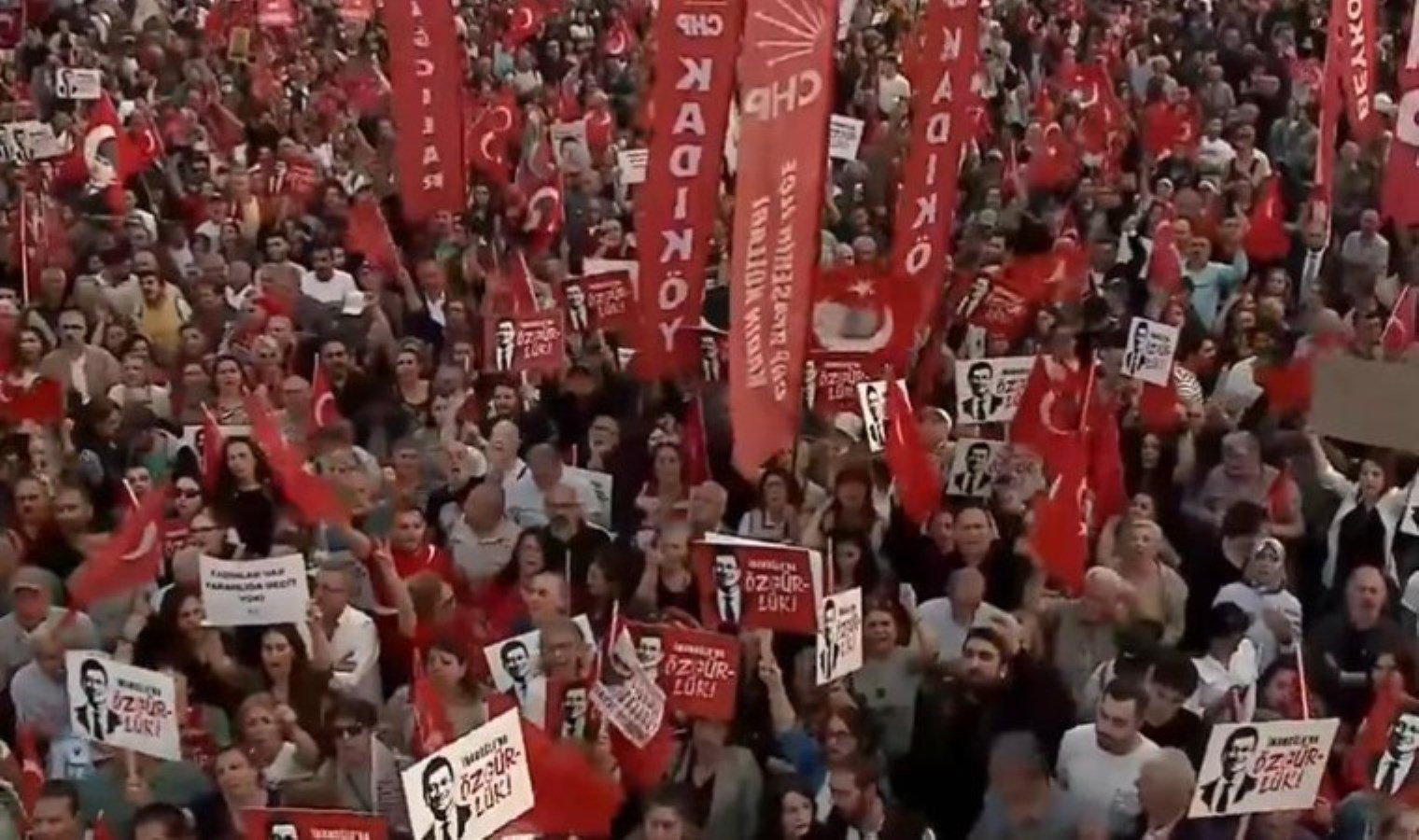chpnin-bu-haftaki-adresi-beyazit-yurttaslar-alana-toplanmaya-basladi-pEDWaNzJ.jpg