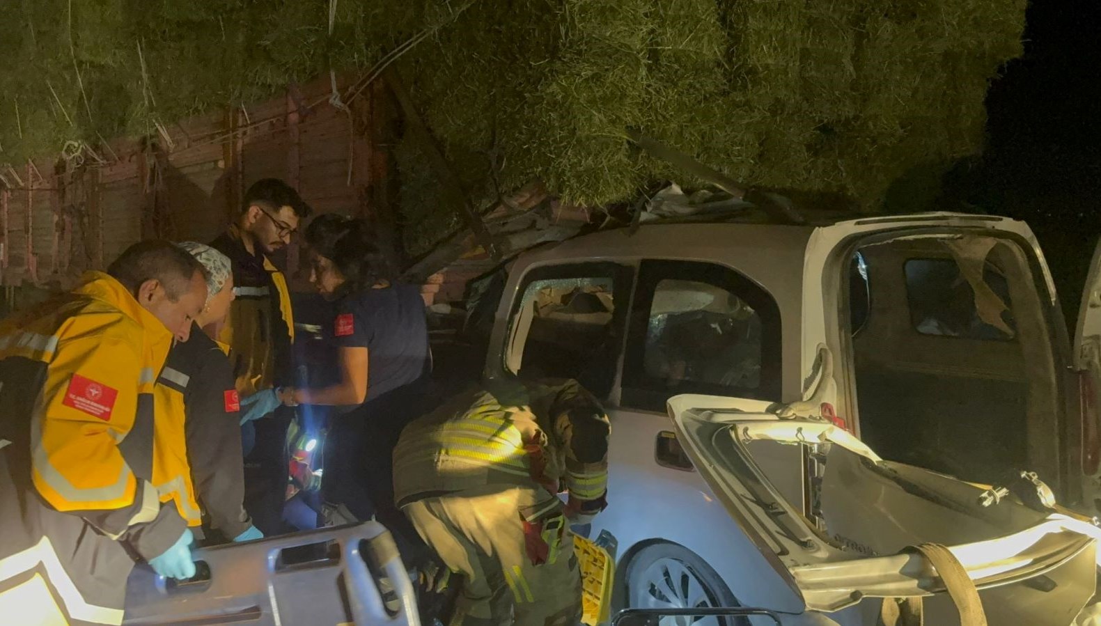 arac kamyonun altina girdi 2 olu 1 yarali 2lNS4Wgy