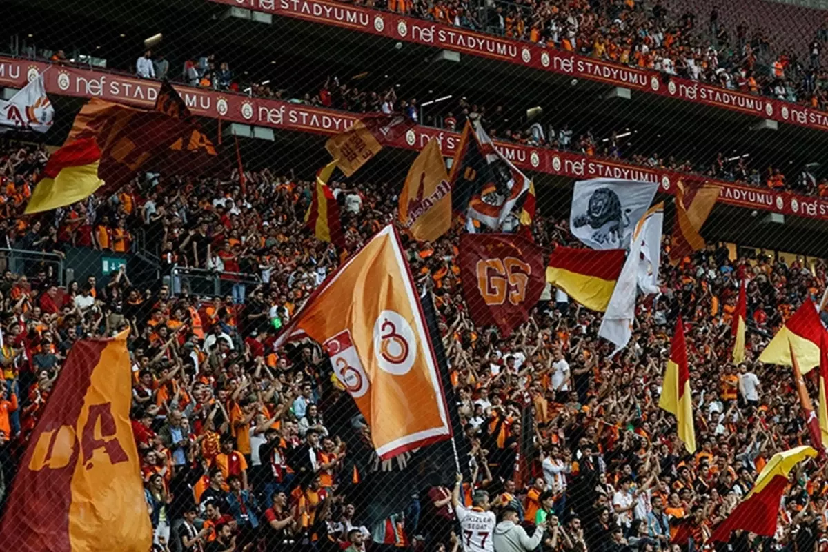 galatasaray taraftari yildiz futbolcuya ofke kusuyor onun yuzunden kaybettik YYfuN9UA
