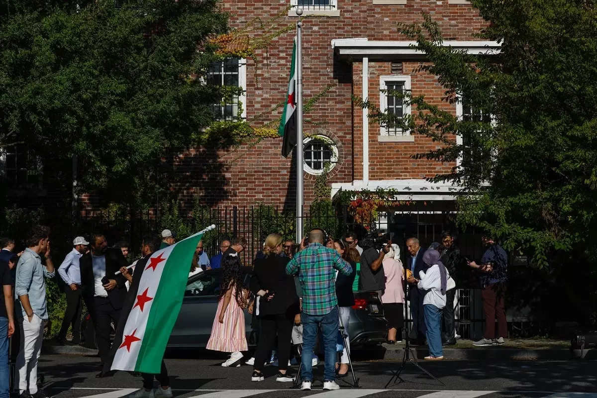 suriye bayragi washingtonda gondere cekildi cEkIdcFx