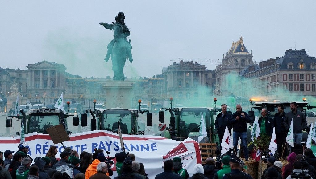 versay sarayinin kapisina dayandilar fransada ciftciler ayaklandi czJhbk2i