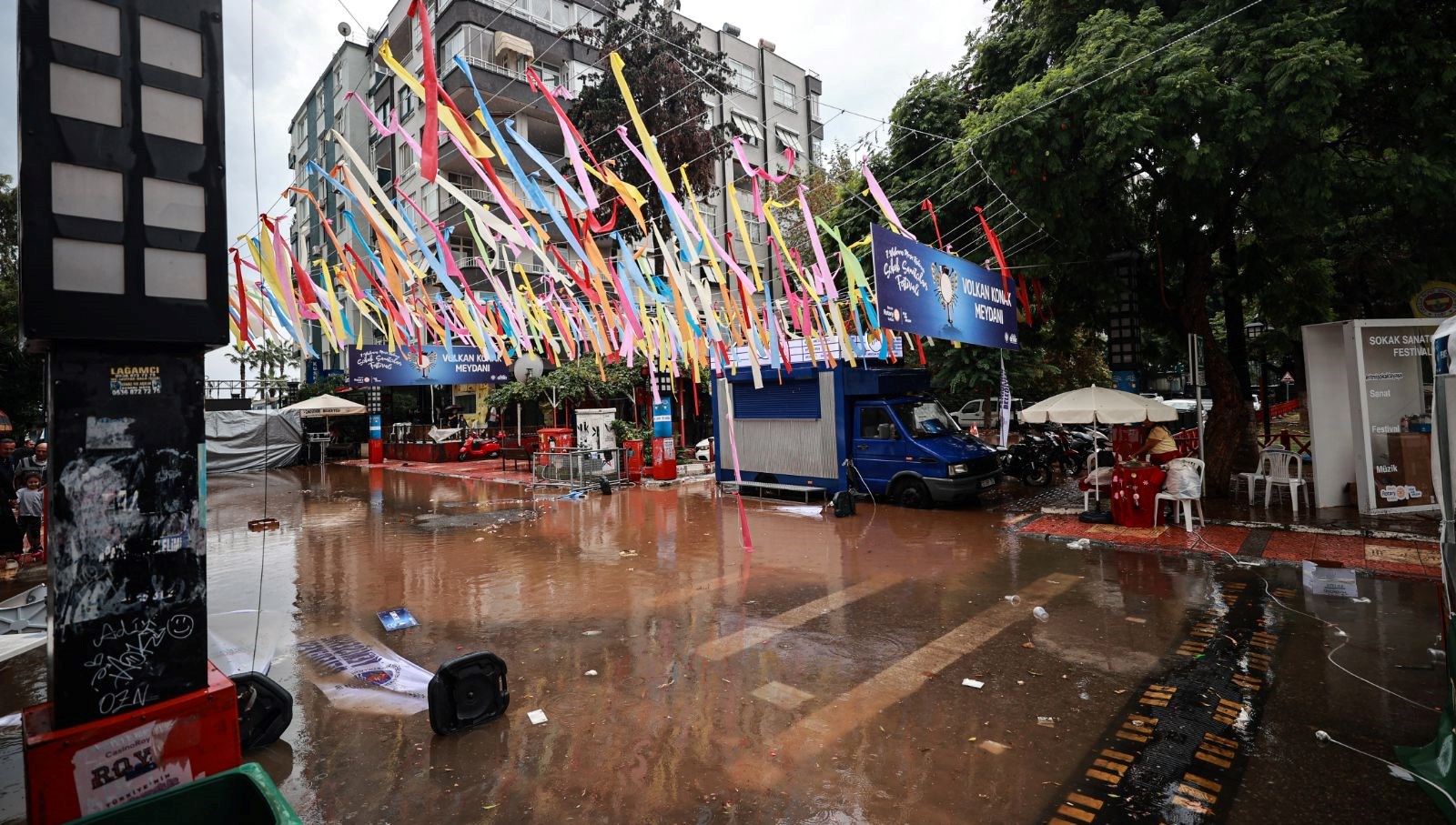 mersinde saganak agaclar devrildi yollar gole dondu lg35KXkW.jpg