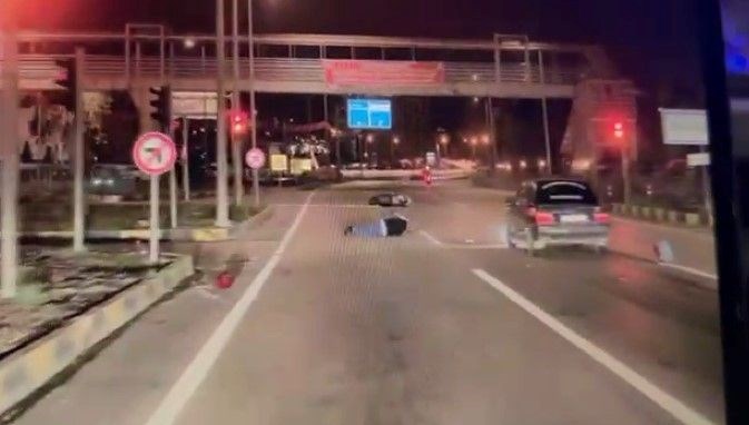 otomobil kirmizi isikta duran motosiklete carpti i9gXPjWt