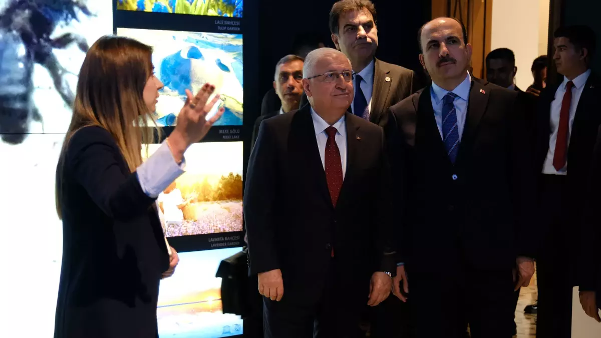 bakan guler konyada savunma bulusmalarinda 5x3JvGIT.jpg