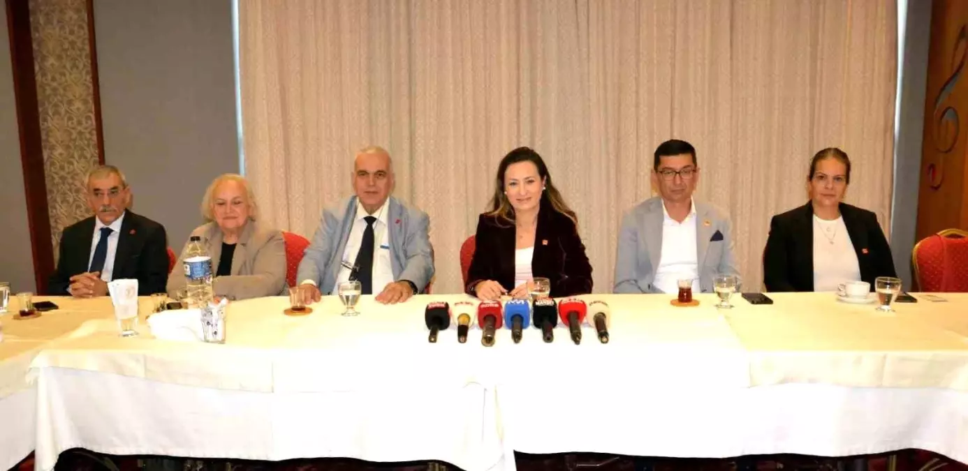 chp manisa il baskani ozalperden basin toplantisi ve burokrasideki degisiklikler OyxjRa2Z.jpg