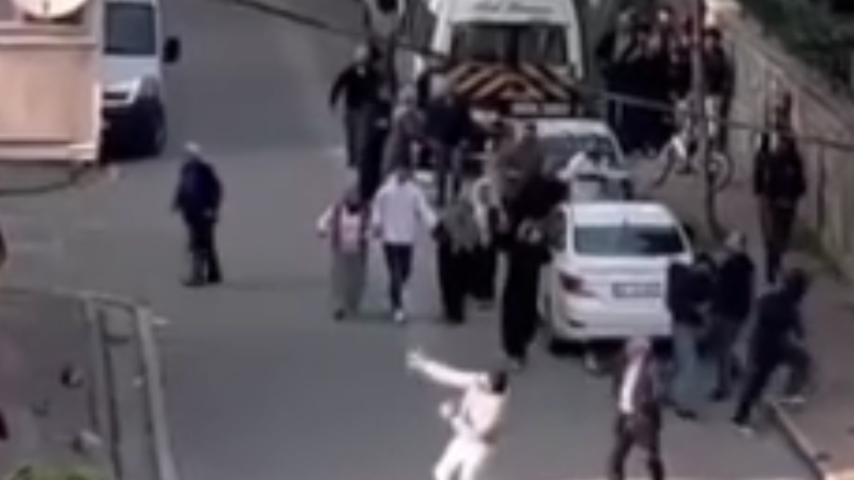 istanbulda kavga ettikleri ailenin evini tasladilar h9itJKe9.jpg