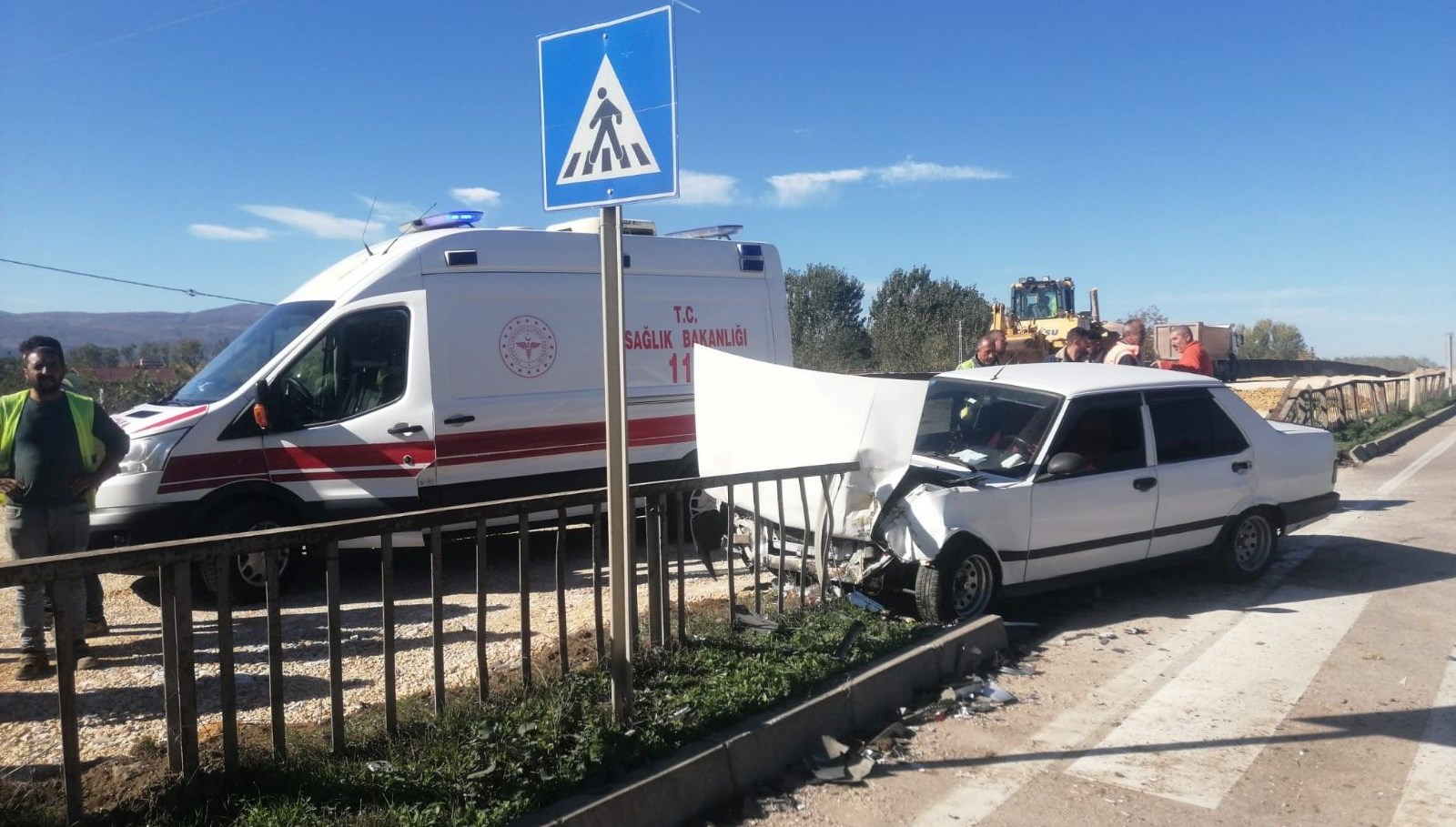 tokatta kaza yapan otomobil bariyere girdi PVnlFrK5.jpg