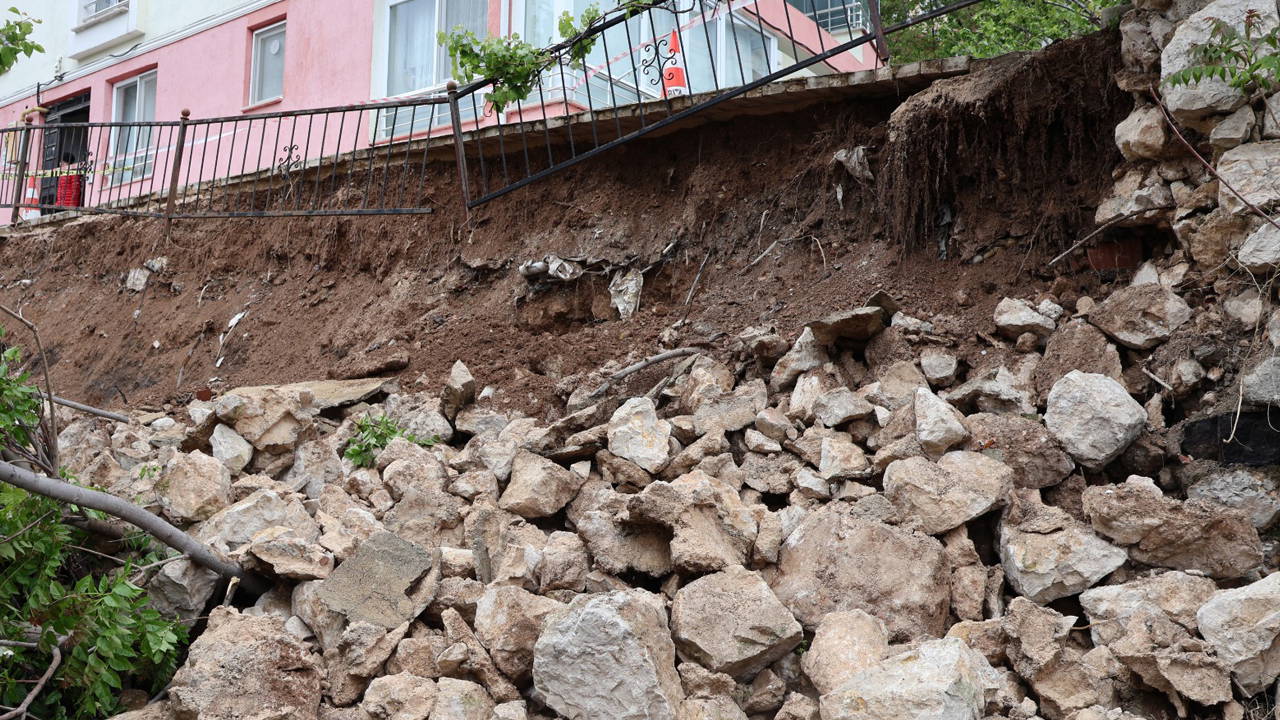 Amasya’da 5 Katlı Apartmanın İstinat Duvarı Çöktü: İnceleme Süreci Başlatıldı